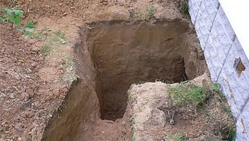 Подкопы делают актюбинцы, чтобы преодолеть железнодорожные пути