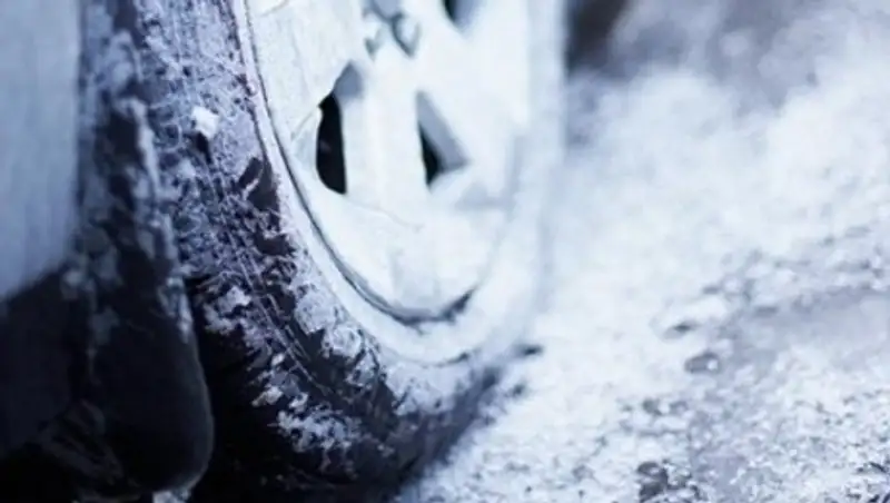 В Акмолинской области водитель Volkswagen Passat протаранил стелу АЗС