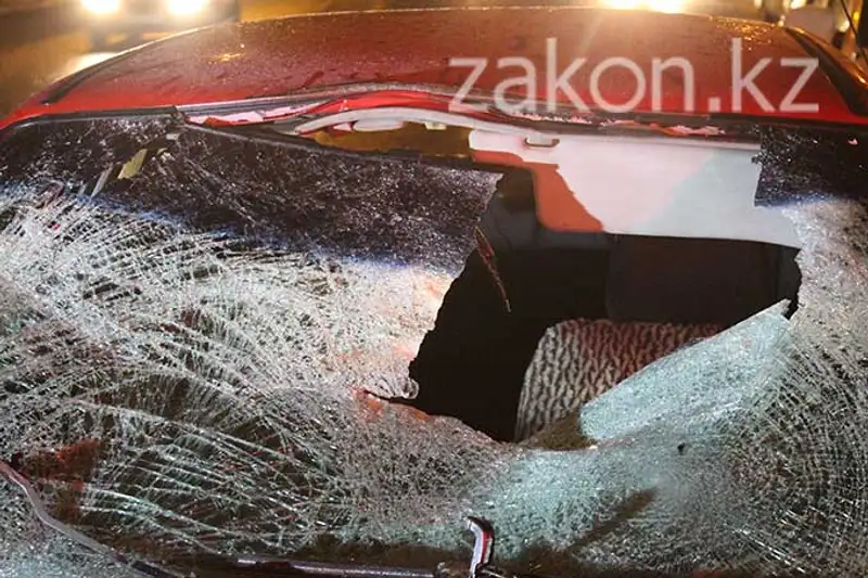 Водитель Мазды насмерть сбил пешехода и столкнулся с тремя машинами в Алматы (фото), фото - Новости Zakon.kz от 11.11.2013 17:05