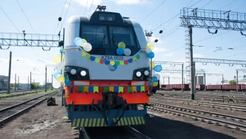 Впервые локомотив казахстанского производства провел тяжеловесный поезд