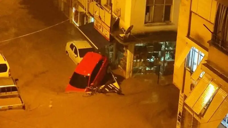 Ливень в Анталии разрушил мосты и смел автомобили