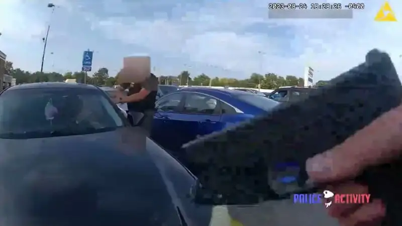 Полицейский в США застрелил беременную афроамериканку