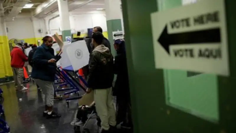 Первые данные по выборам в США предсказали Трампу победу в двух штатах