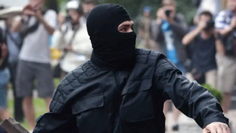 У здания консульского отдела посольства России в Киеве начались беспорядки