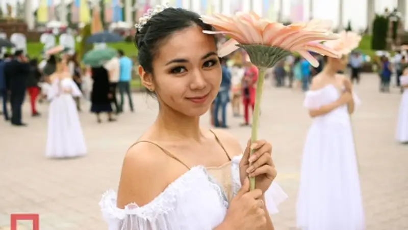 Тысячи алматинцев посетили фестиваль цветов "Алматы – гул кала"