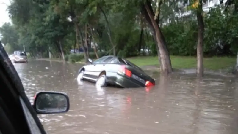 Улицы Алматы затопило дождем