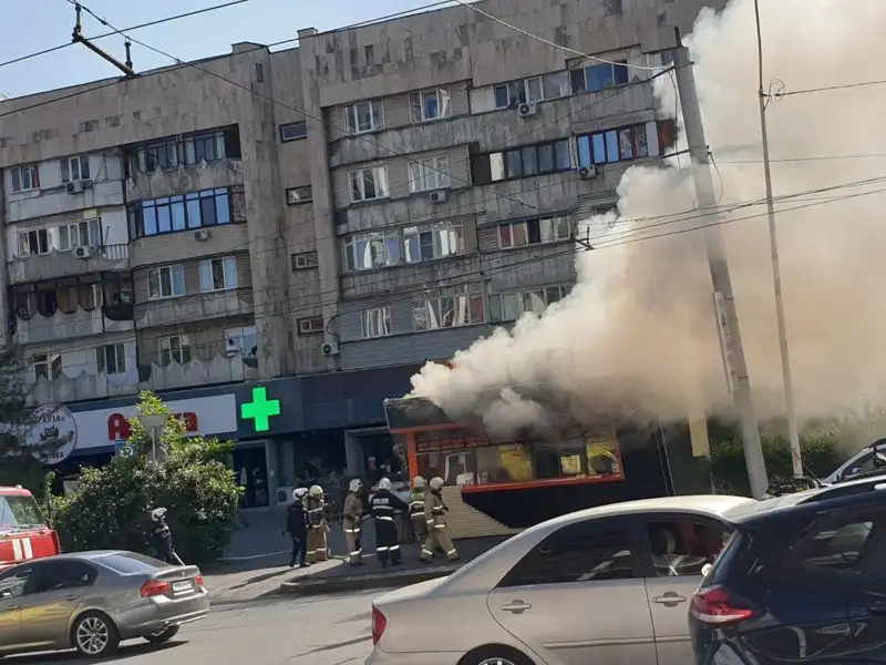 В Алматы загорелась точка популярного фастфуда, фото - Новости Zakon.kz от 30.05.2023 09:01