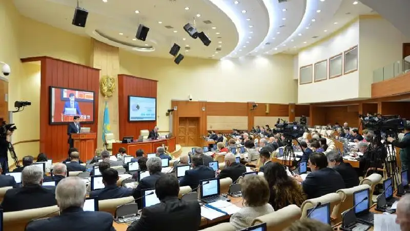 Мажилис одобрил поправки об отмене пожизненного председательства Назарбаева в АНК и Совбезе