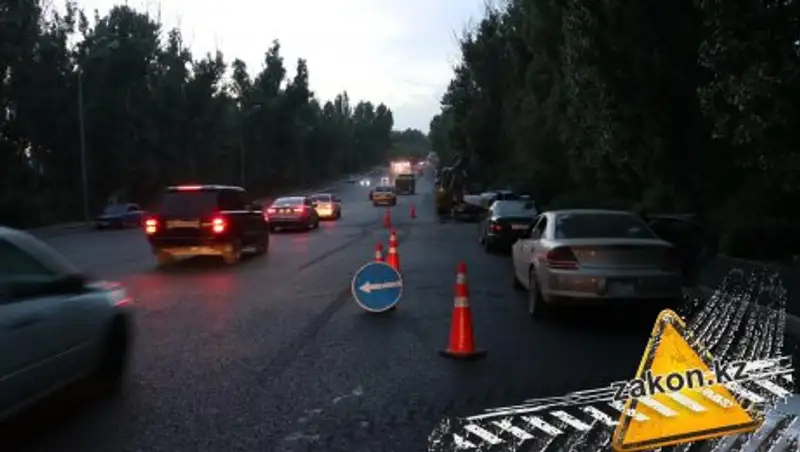 В Алматы BMW протаранил ковш трактора