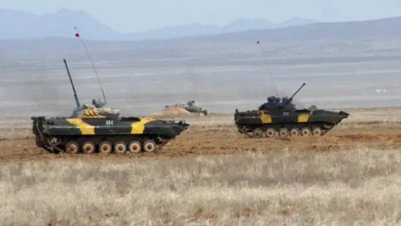 Более 300 военнослужащих Сухопутных войск отрабатывают вождение и стрельбу БМП