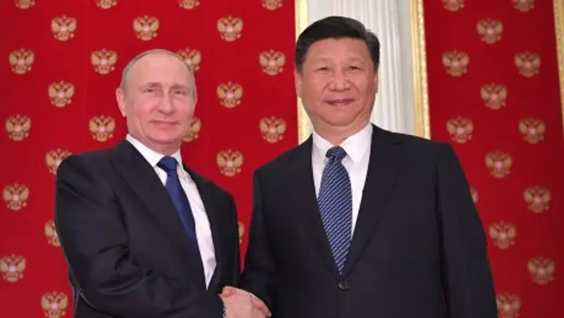 Путин вручил Си Цзиньпину орден Святого апостола Андрея Первозванного