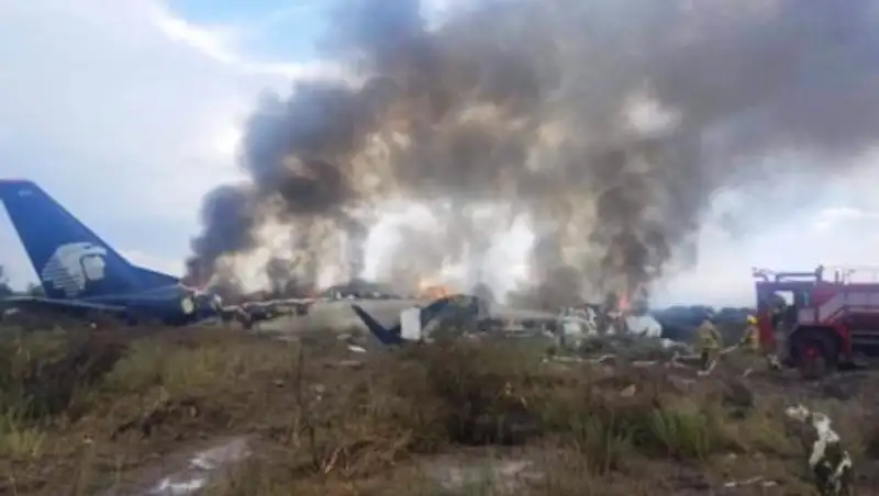 Видео с места падения самолета в Мексике появилось в Сети
