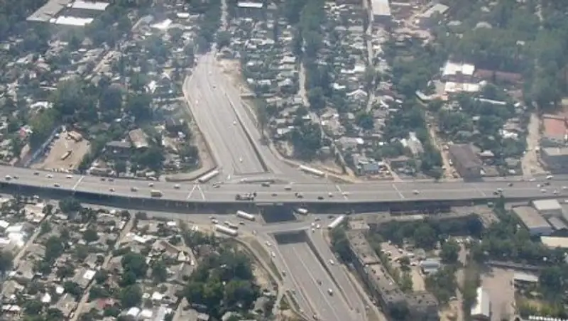 Из-за проблем с выкупом земли строительство одной из развязок в Алматы остановилось