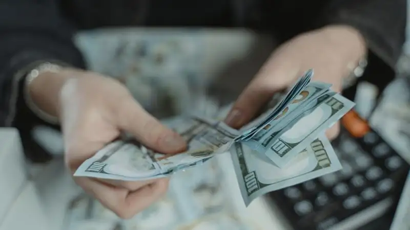 Курс доллара немного снизился на торгах 30 июня