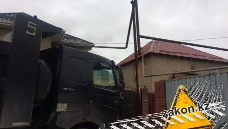 В Алматы грузовик зацепил кузовом газовую трубу