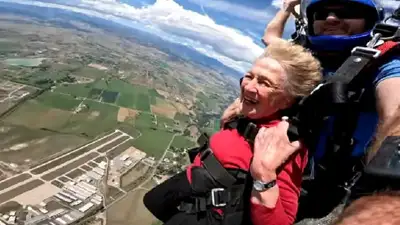84-летняя парашютистка, фото - Новости Zakon.kz от 22.08.2023 12:20