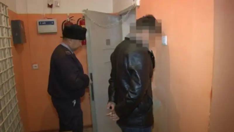 В Караганде полицейские, поймав грабителя, раскрыли особо тяжкое преступление