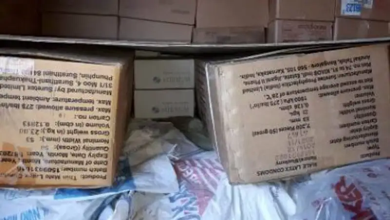 В Кыргызстан пытались незаконно ввезти 3 600 презервативов и стрептоцид