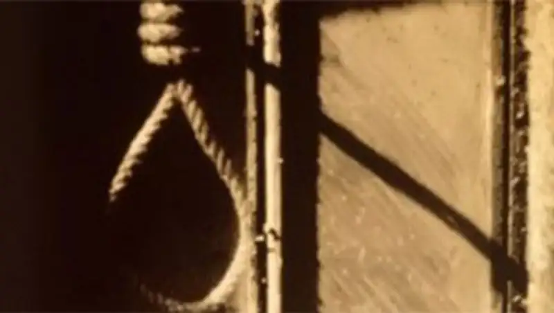 Гражданин Таджикистана повесился в подъезде в Караганде