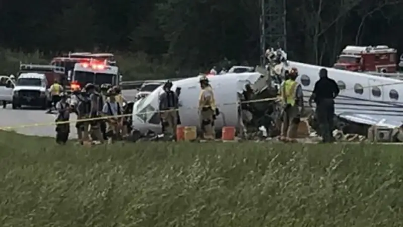 Пассажирский самолет развалился при посадке в США