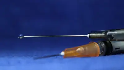 Великобритания одобрила вакцину от омикрон
