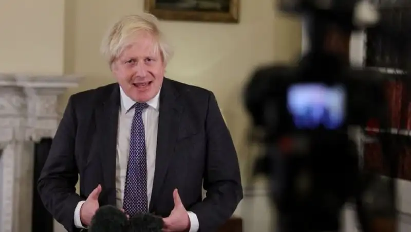 Глава правительства Великобритании извинился за вечеринки в период локдауна