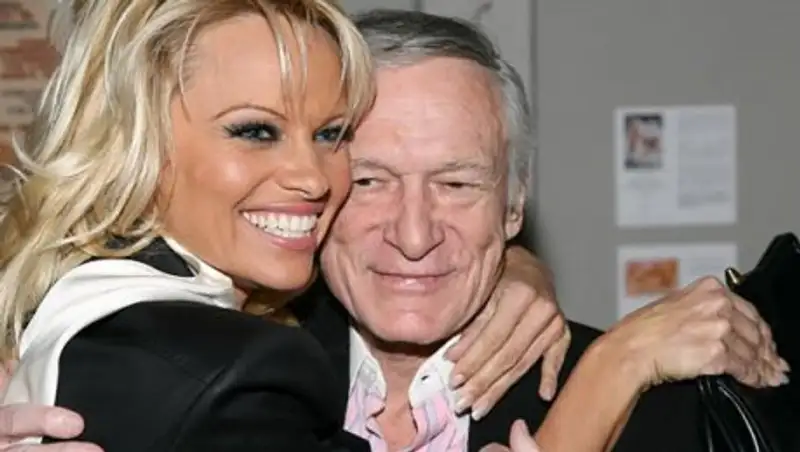 Полуголая Памела Андерсон показала, как скорбит по Хью Хефнеру