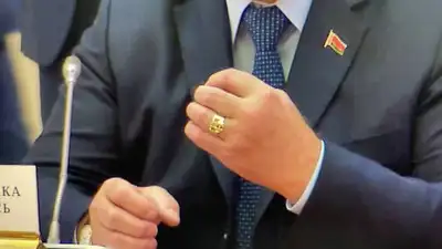Подаренный Путиным перстень на руке у Лукашенко