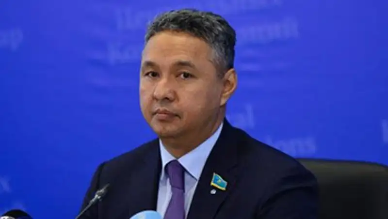 А.Перуашев предлагает усилить полномочия Парламента РК и ответственность чиновников