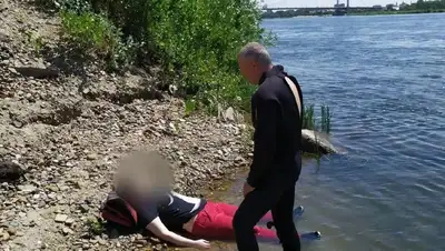 Девушка спрыгнула в Иртыш в Семее, фото - Новости Zakon.kz от 25.06.2022 12:19