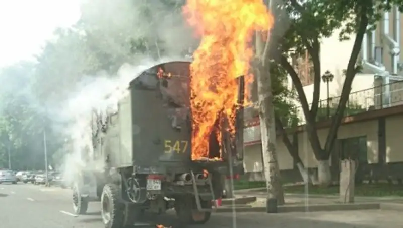 В центре Алматы на ходу загорелся грузовик
