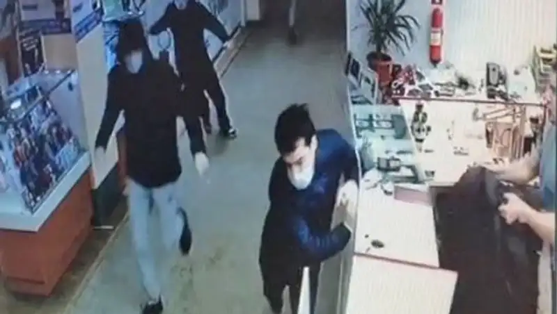 Группа парней в медицинских масках разгромила торговый центр в Казани