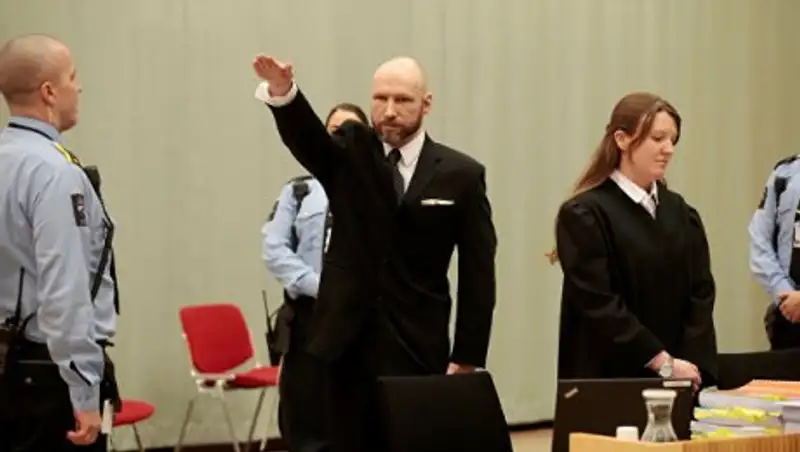 Брейвик заявил, что изоляция в тюрьме сделала его радикальным