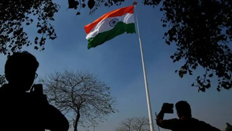 Индия вновь выстроилась в очереди у банков, на этот раз за зарплатой