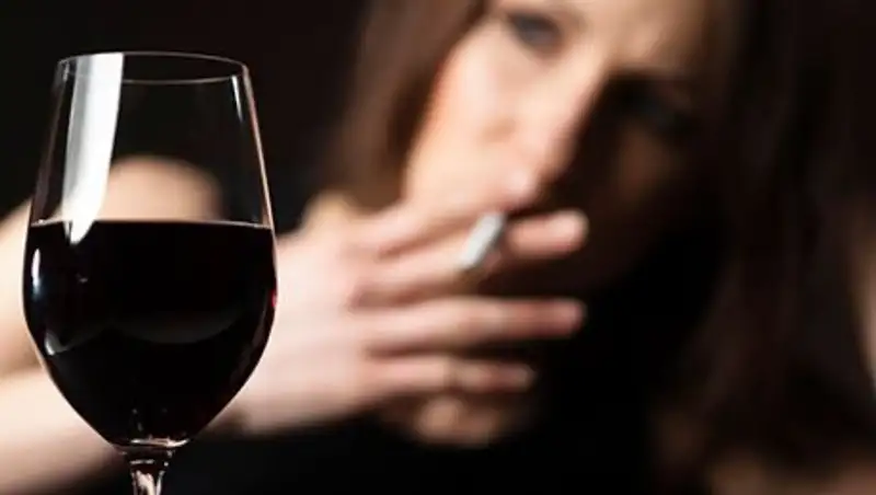 Ученые: женщины догоняют мужчин в потреблении алкоголя