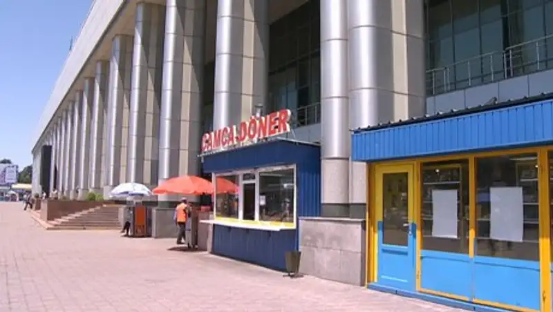 На вокзалах Алматы снесут точки общепита