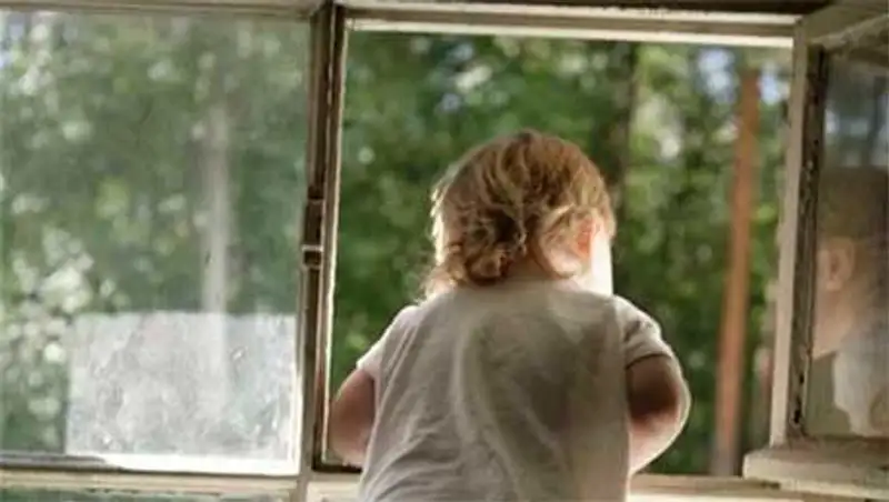 2-летний ребенок выпал из окна 11-го этажа в Астане