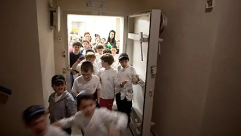 Шестиклассникам в Израиле на выпускной подарили диск с порно