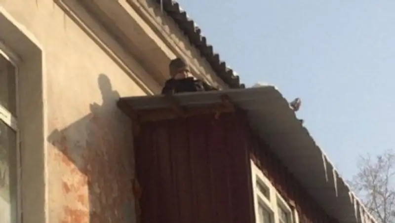 В Усть-Каменогорске спасли мальчика с крыши балкона