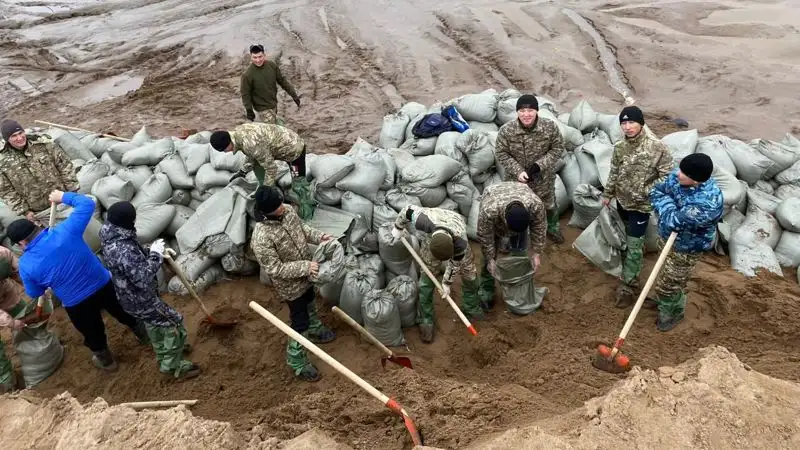 Военнослужащие Минобороны помогают в борьбе с наводнением на западе страны, фото - Новости Zakon.kz от 13.03.2023 16:58