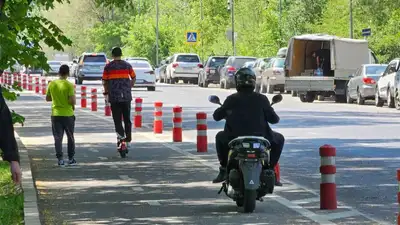 Водителям мопедов запретили ездить по тротуарам и велосипедным дорожкам