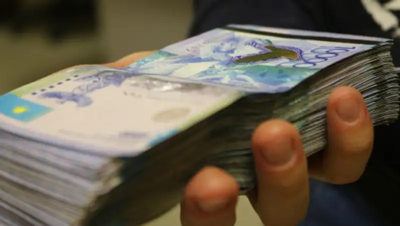 Казахстанцы предпочитают хранить деньги в национальной валюте