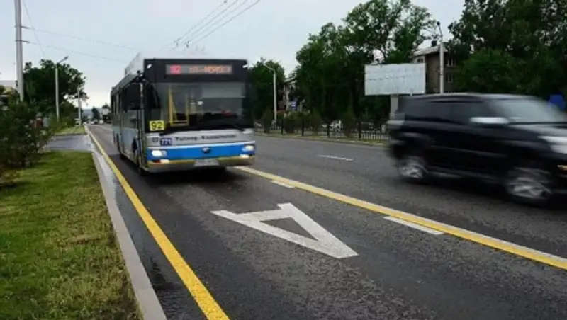 В Алматы увеличено число автобусов на спецполосе