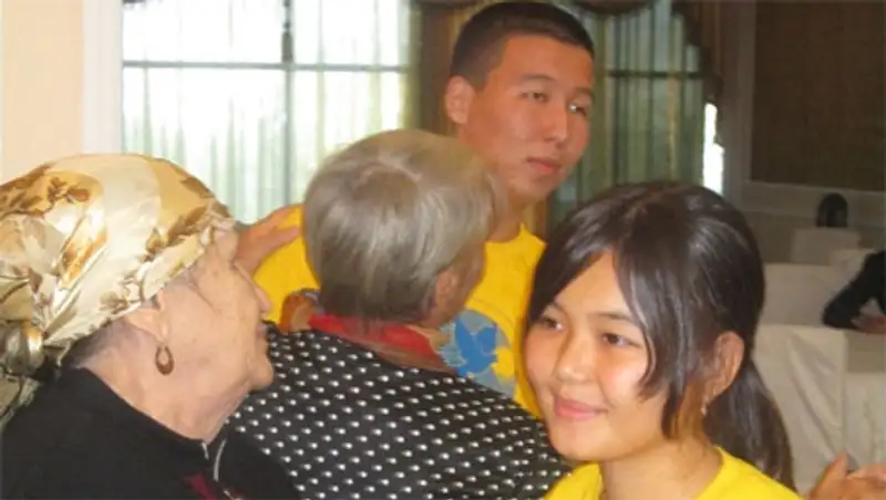 В Актау прошел благотворительный концерт для пожилых людей, фото - Новости Zakon.kz от 11.11.2013 18:28