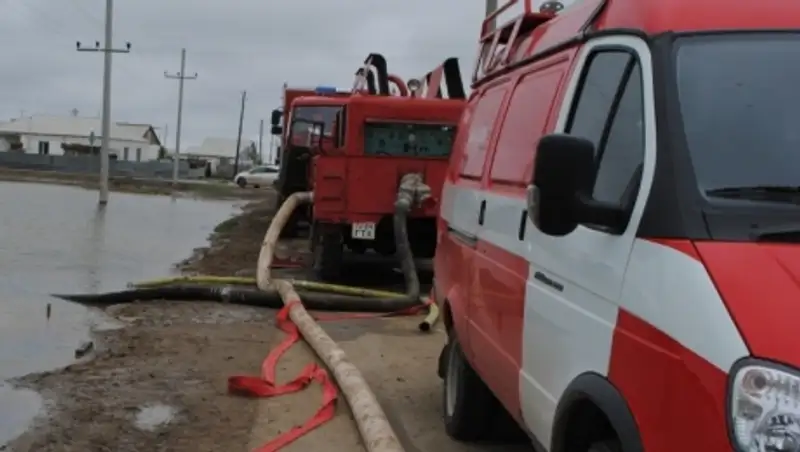 В Атырауской области спасатели продолжают работу по откачке воды после дождя