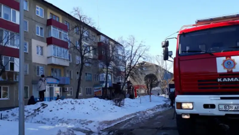 15 человек эвакуировали в Уральске при пожаре в пятиэтажном доме