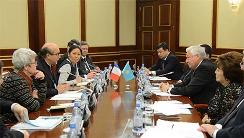 Председатель Мажилиса встретился с членами делегации Франции