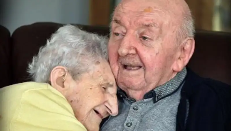 98-летняя мать переехала в дом престарелых, чтобы ухаживать за 80-летним сыном