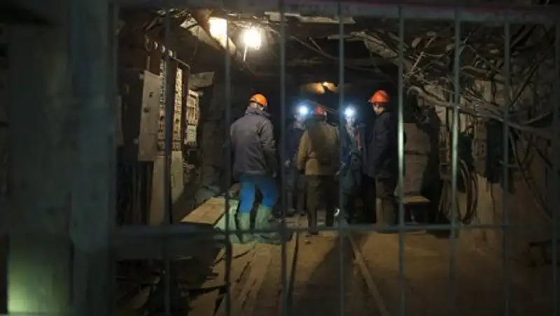 Спасатели Кыргызстана достали из-под завалов тела двух шахтеров