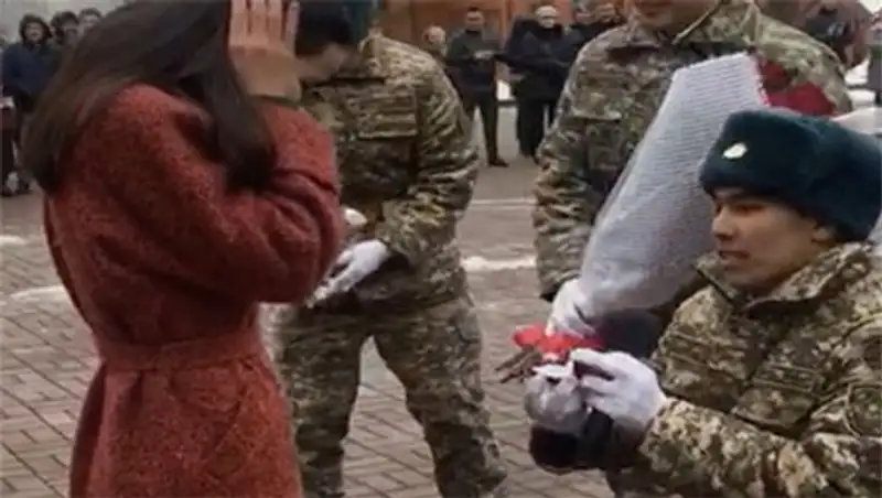 Алматинец сделал оригинальное предложение руки и сердца после принятия военной присяги